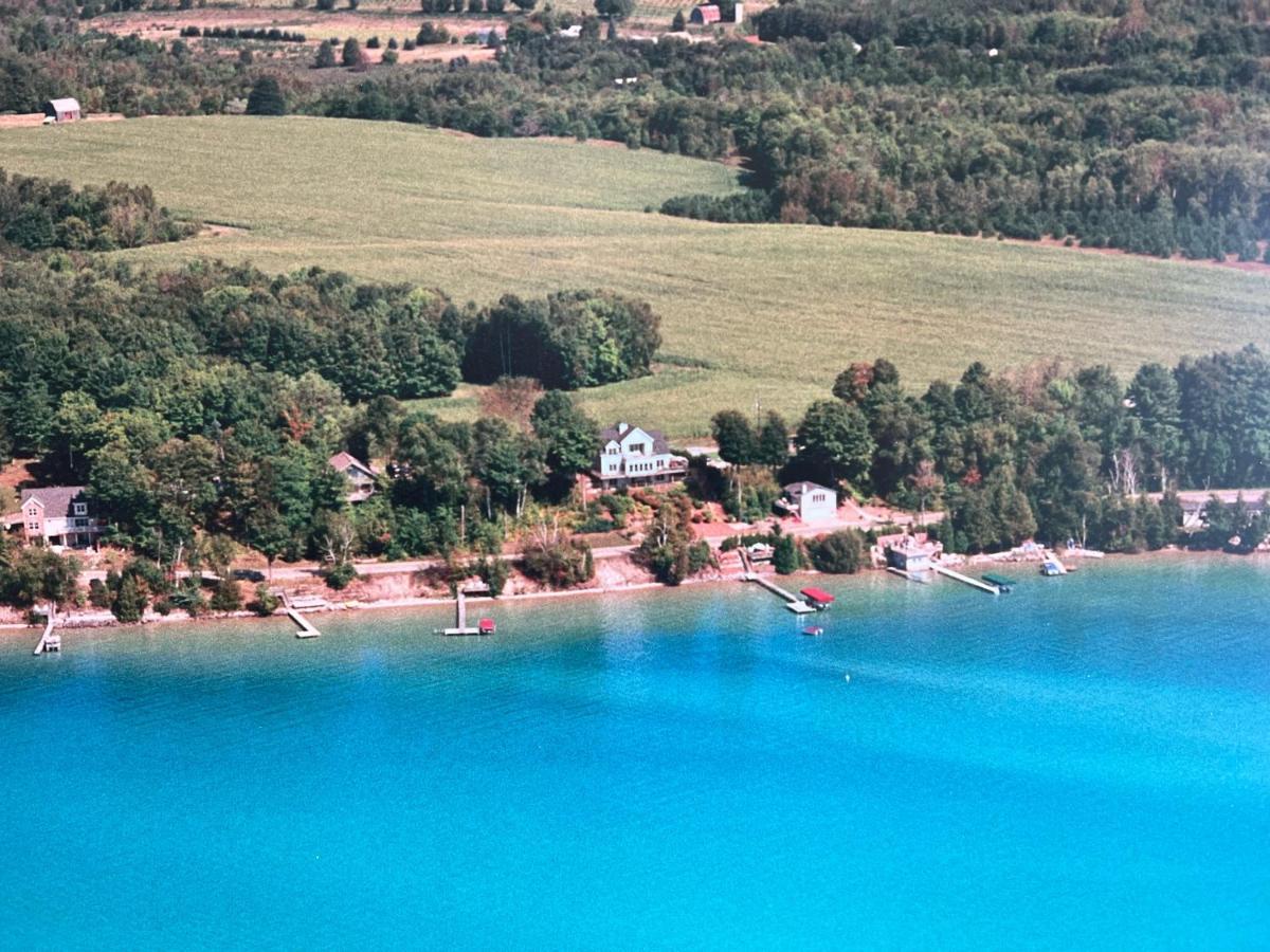 The Torch Lake Bed And Breakfast Central Lake Bagian luar foto